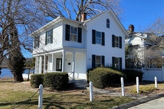 Building Photo - 12 Scholes Ln