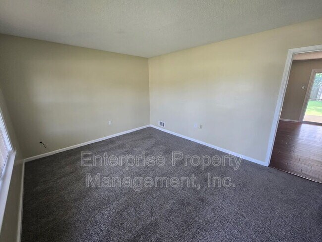 Building Photo - 6967 Dawnhill Rd