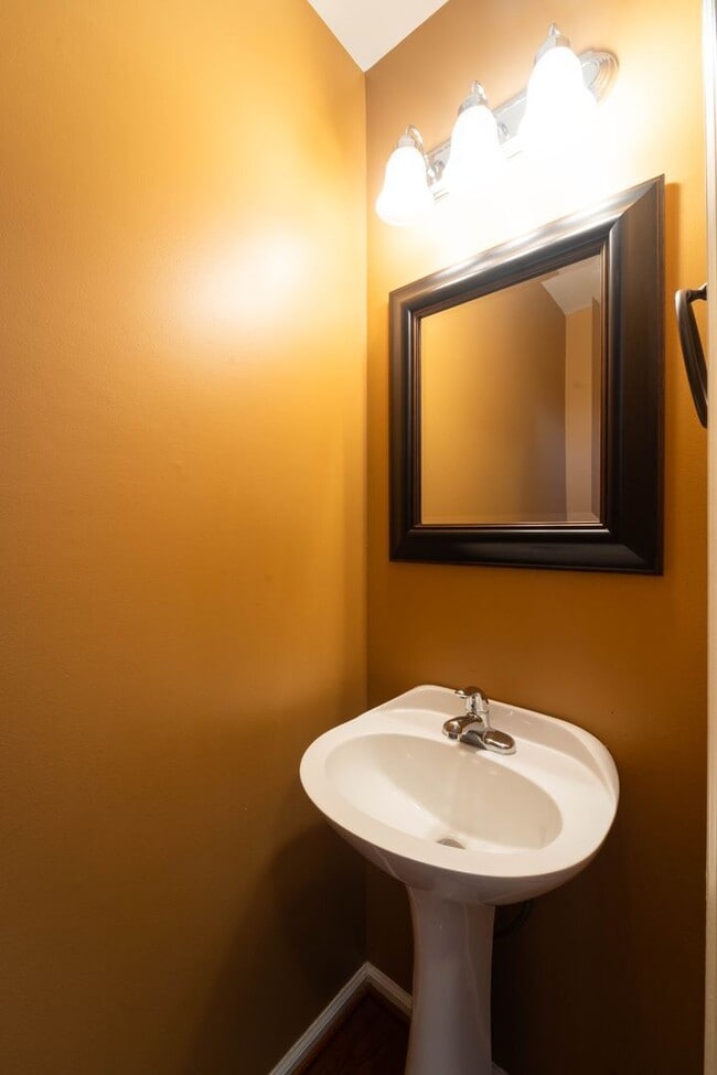 Building Photo - Great 3 BD 3.5 BA Townhome in a great location!