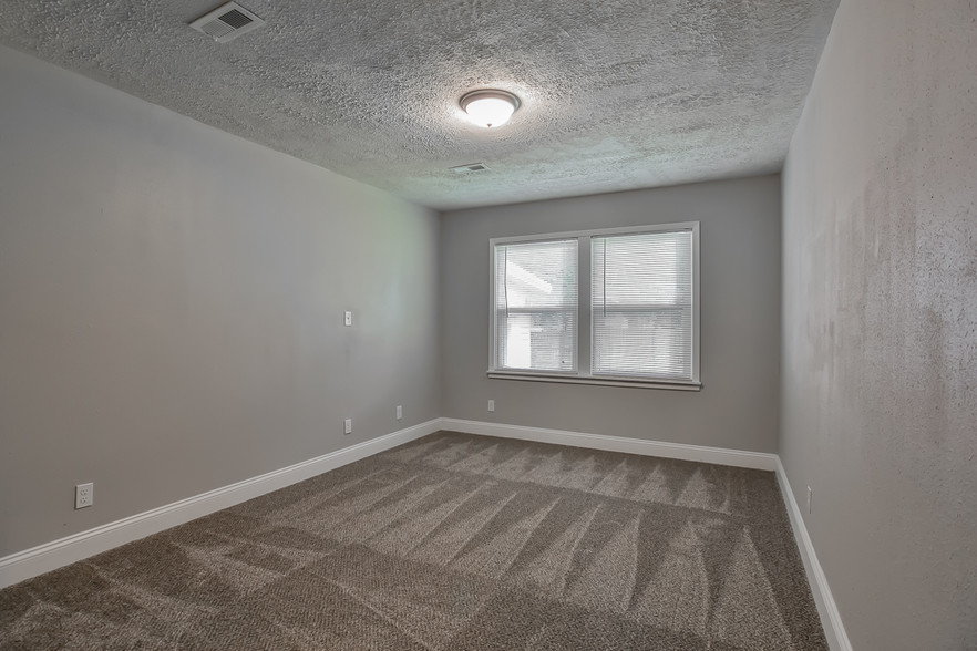 Large Bedroom with Carpet - 904 South Ave