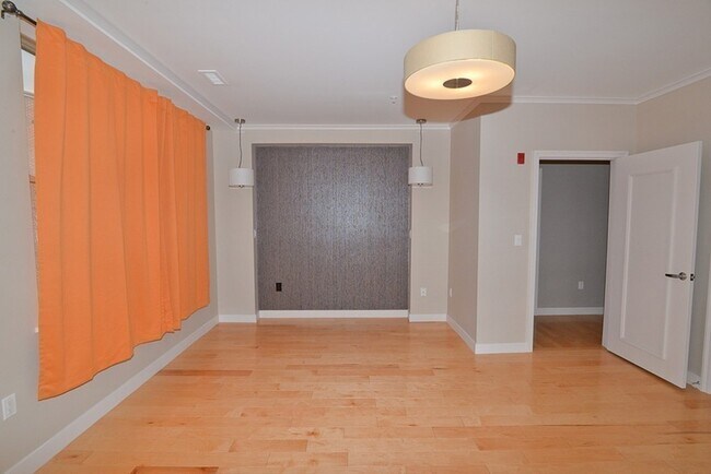 Building Photo - 323 Boylston St