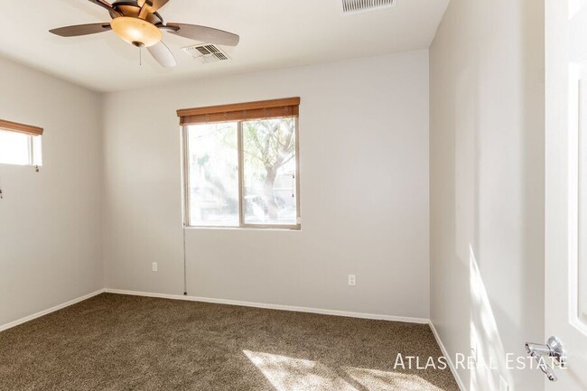 Building Photo - 4 WEEKS FREE RENT IF MOVED IN BY 11/30!  E...