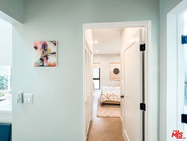 Building Photo - 3836 1/2 Seneca Avenue Unit