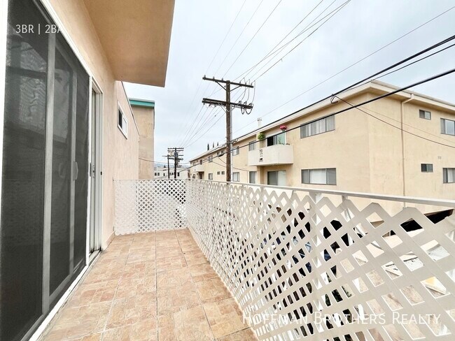 Building Photo - 1028 S Sherbourne Dr
