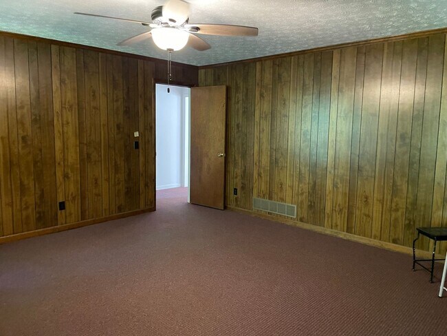 Building Photo - 1180 Robinhood Rd