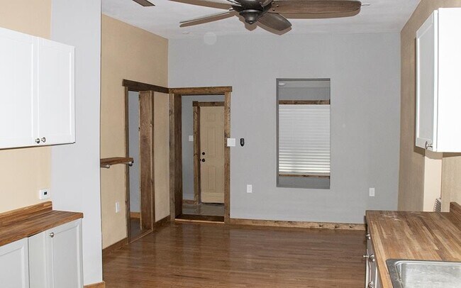 Building Photo - 407 N Robinson Ave