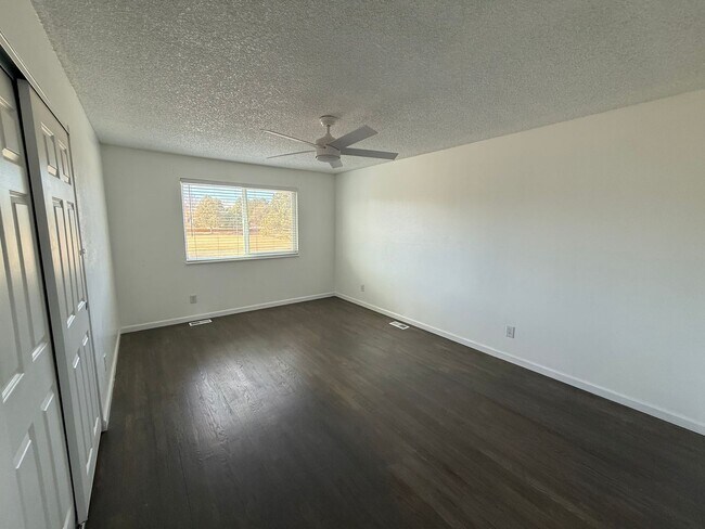 Building Photo - Modern Comfort & Convenience in a Prime Location