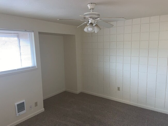 Building Photo - Freshly Updated 2 Bed w/ Granite + W/S/G Included – Available Early May!