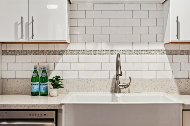 Building Photo - 1425 Lakeside Dr