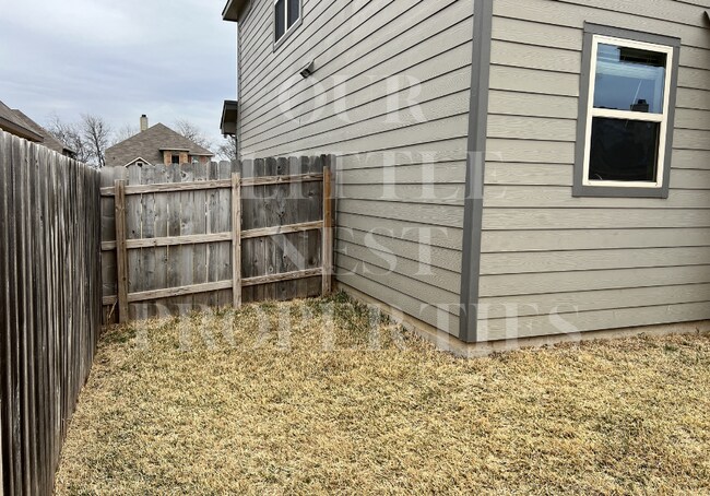 Building Photo - 10712 Fallbrook Rd