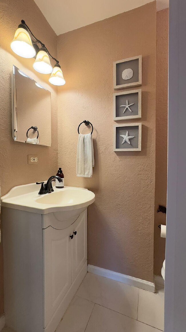 Building Photo - 902 NE 34th St