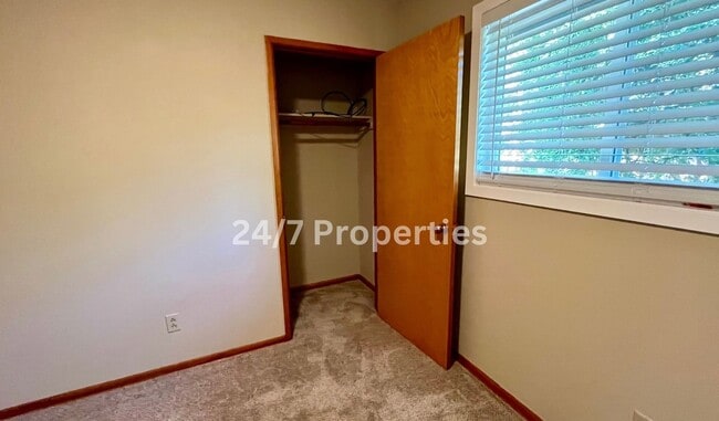 Building Photo - Spacious 4BD I 2BA Home w/ Separate Living...