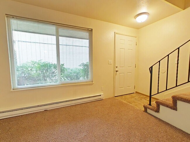 Building Photo - 2 Bedroom Apartment ~ Close to 9th Street ~ Small Pet Friendly