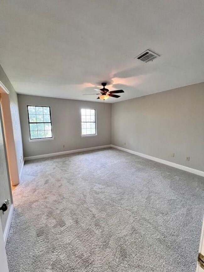 Building Photo - Move-in Ready 3 bed/ 2.5 bath home