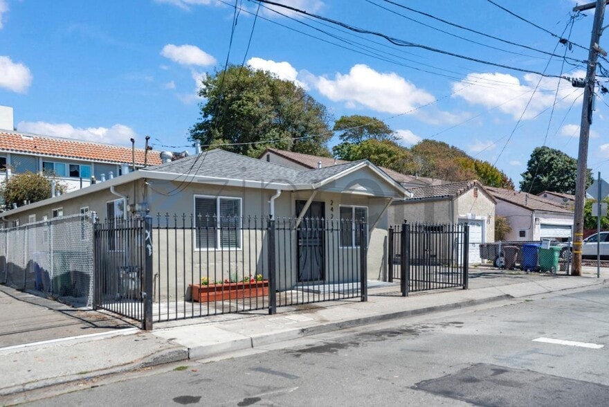 Building Photo - Unit A