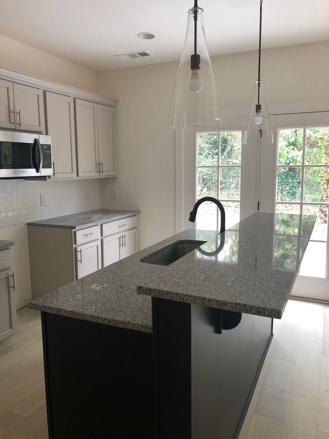 Building Photo - Townhome with 3 Bed/2.5 Bath w 1 Car Garag...