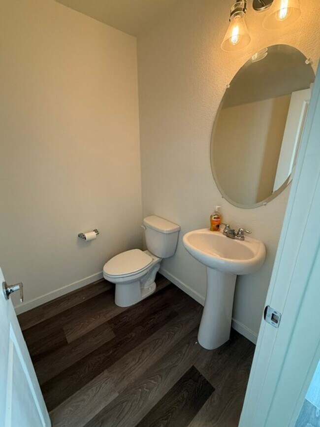 Building Photo - Charming Sun Valley Home with Generous Yard