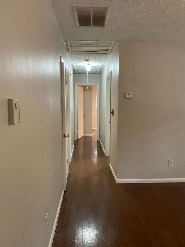 Building Photo - Adorable 3 Bed Ranch Home