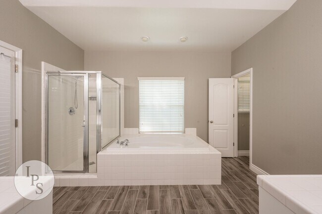 Building Photo - North West Fresno Modern/Updated Home, 3BR/2BA, Built 2004 - Lots of Amenities!
