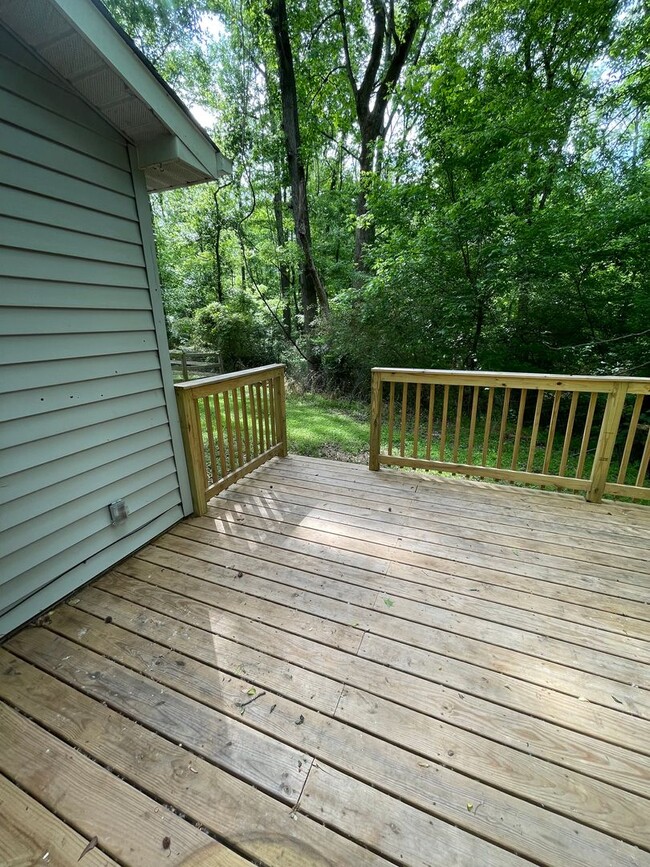 Building Photo - This Adorable 2 bedroom 2 bath duplex is l...