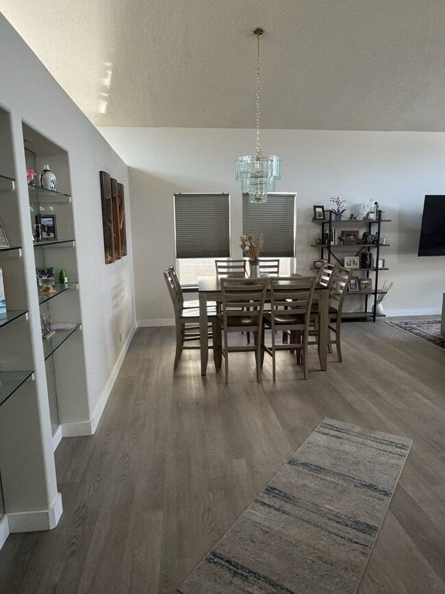 Building Photo - Fully Updated 3BR/2.5BA in Desirable Lampl...