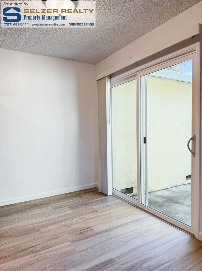 Building Photo - Newly updated & well-equipped 2 bd. duplex!