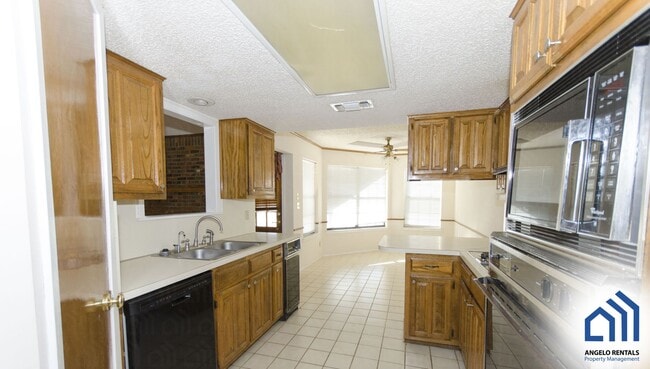 Building Photo - 6 MONTH LEASE!! SPACIOUS Southland 4 bed/3...