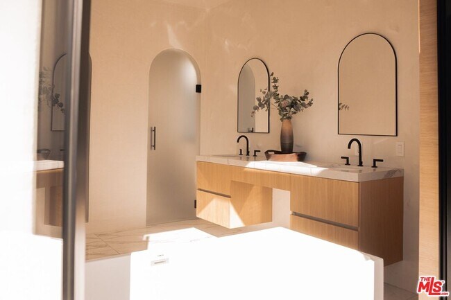 Building Photo - 6546 Colgate Ave