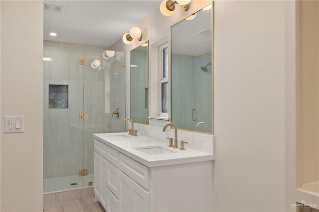 Building Photo - 19 Fern Ave W