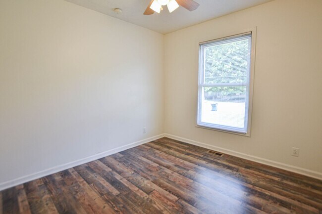 Building Photo - Updated Three Bedroom!