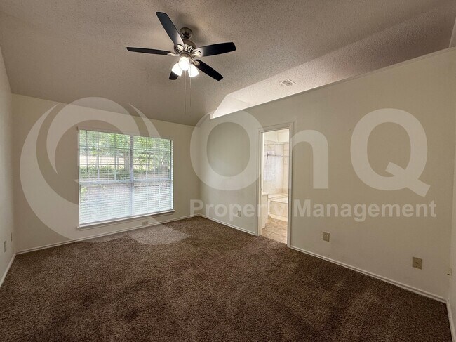 Building Photo - 1206 Hyde Park Dr