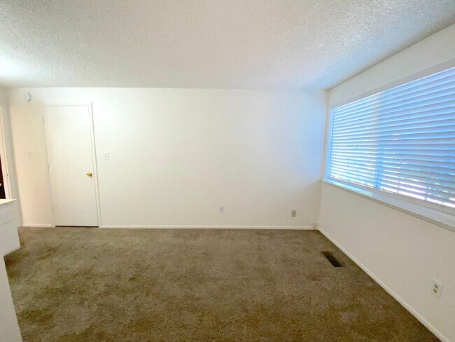 Building Photo - 843 Glen Martin Dr