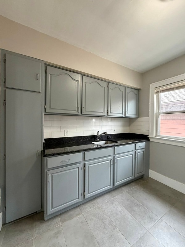 Building Photo - 168 Bondie St