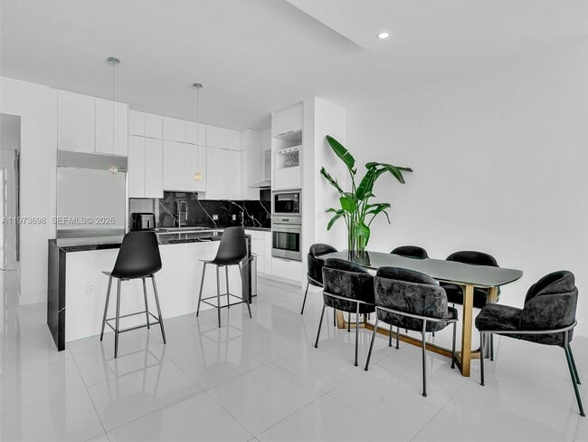 Building Photo - 2020 N Bayshore Dr