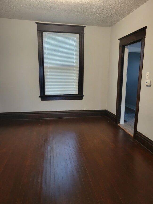 Building Photo - NEW LISTING!! 3 Bedroom 1 Bath