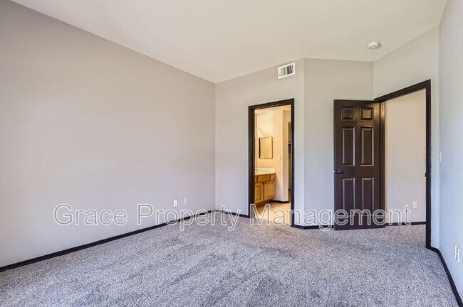 Building Photo - 8681 E Dry Creek Rd