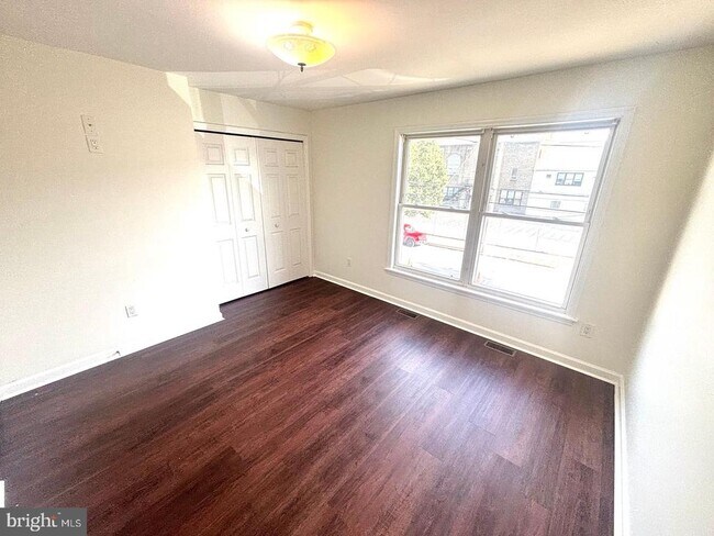 Building Photo - 3576 Edgemont St