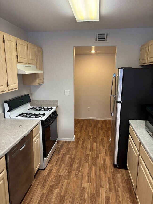 Building Photo - *GREAT TOWNHOME IN GATED "SILVERADO RANCH COMMUNITY!!"