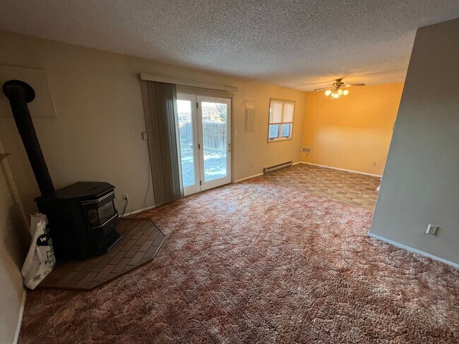 Building Photo - 3 Bedroom, 1.5 Bath Townhome W/ Attached S...