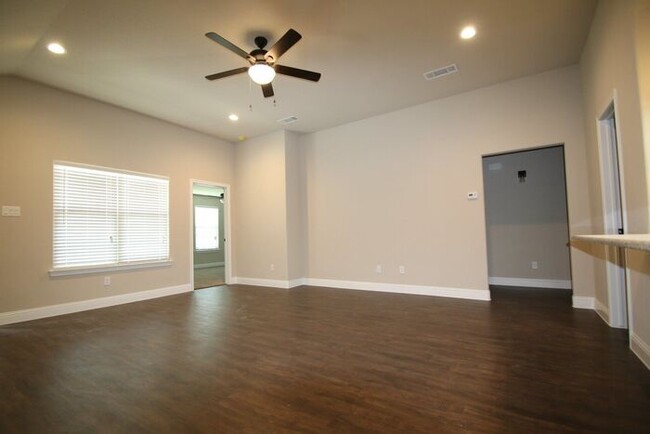 Building Photo - SENSATIONAL 3/2/ Duplex Home Coming Soon! ...