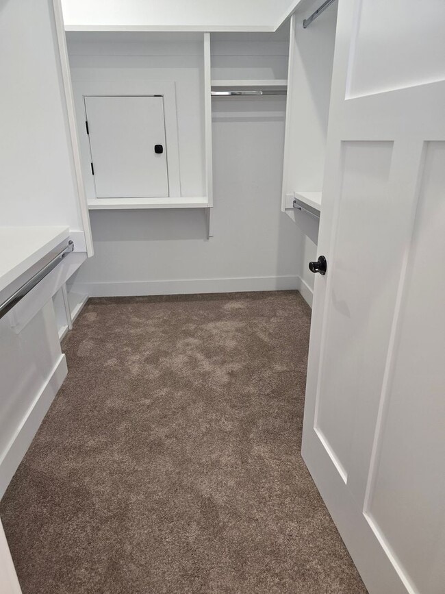 Building Photo - 3 bed 3 bath Brand-New Custom-Built home f...