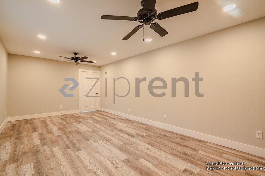 Building Photo - 722 Riveredge Dr