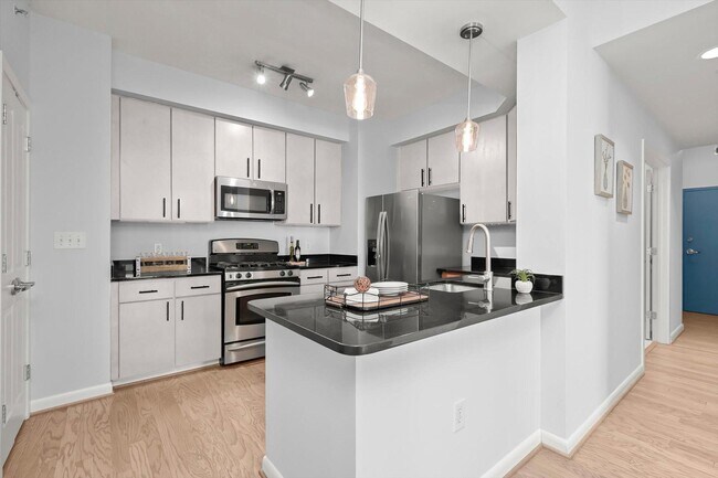 Building Photo - 1001 L St NW