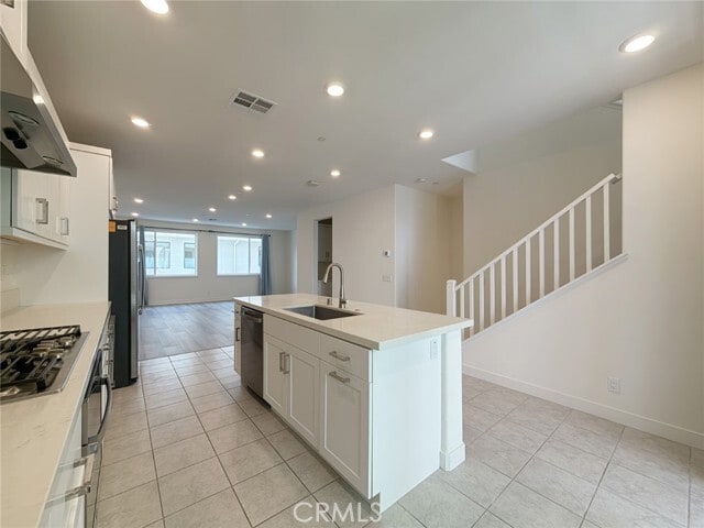 Building Photo - 400 Transport