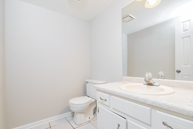Building Photo - Roomy 3BR 1.5 spacious duplex to lease!