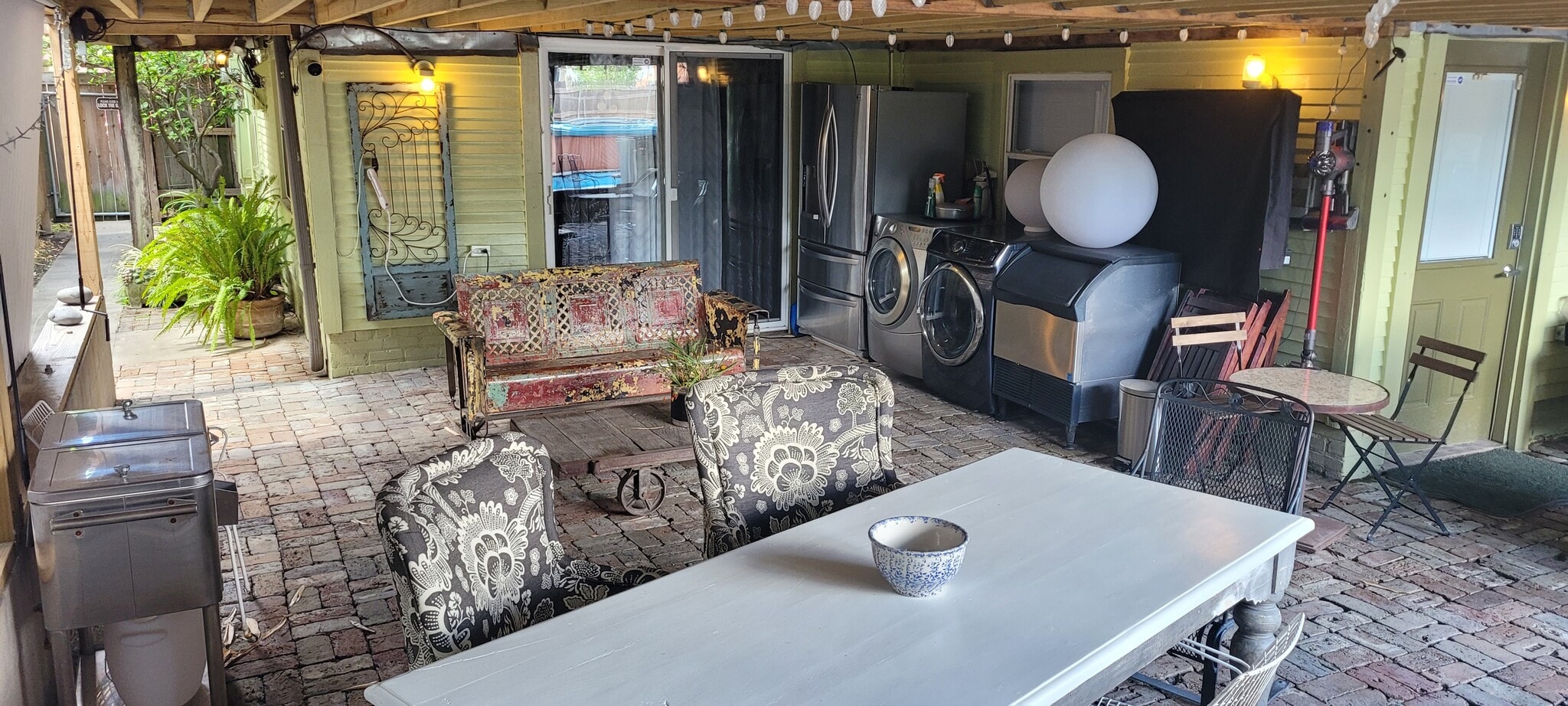 Covered Patio, Lounge Area, Washer/Dryer, Ice Machine, Dining Area - 130 S Cortez St