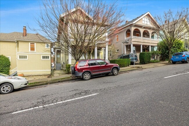Building Photo - Quaint 2 Bedroom 1 Bath Apartment in Vintage Victorian Style Home!