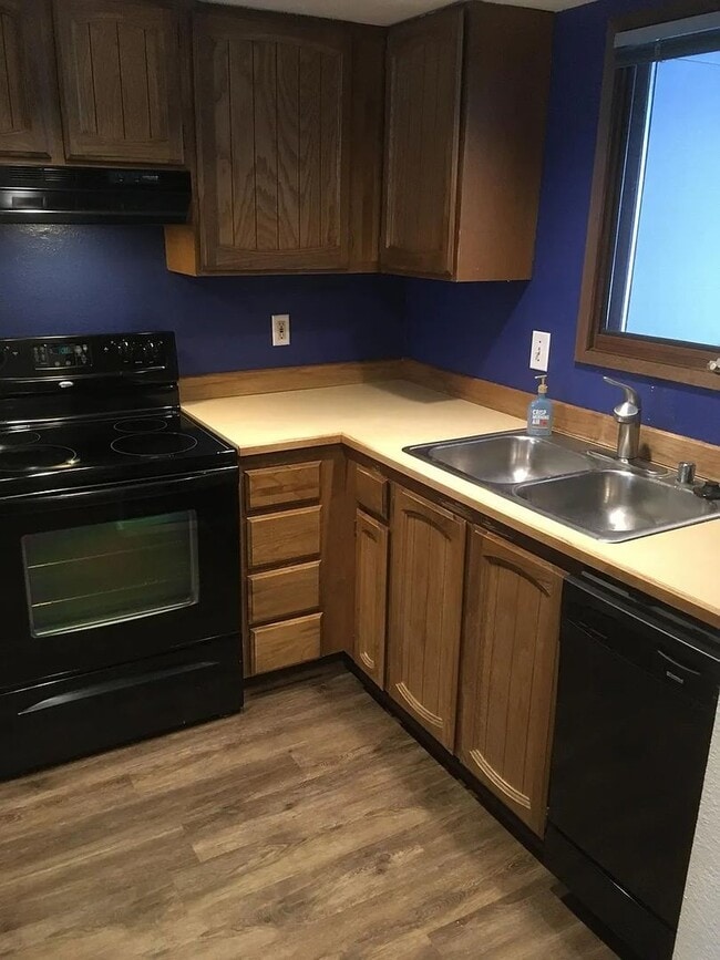 Building Photo - 2 Bedroom, 1 Bath Condo in South Anchorage