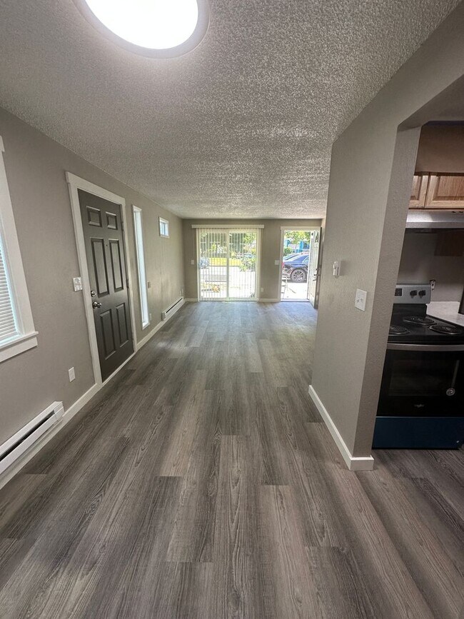 Building Photo - Downtown Renton ground floor gated condo for rent. Newly remodeled.