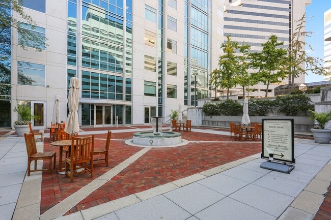 Building Photo - Lovely 3br/3ba home minutes from Downtown ...